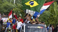 Sejumlah warga berkeliling desa menggunakan mobil bak sembari mengibarkan bendera negara Piala Dunia FIFA Qatar di desa Pambusuang, Sulawesi Barat, Minggu (20/11/2022).