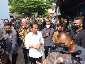 Ditemani Ganjar, Jokowi Blusukan ke Pasar Malangjiwan Karanganyar
