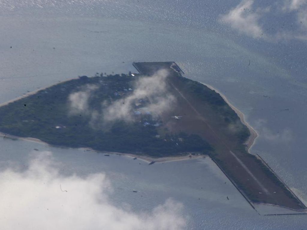 Tegang! Penjaga Pantai China Rebut Paksa Puing Roket dari Filipina