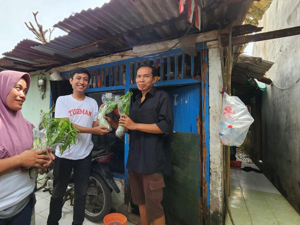 Relawan Ganjar Bagi-bagi 500 Paket Sayuran ke Warga Jaksel