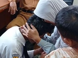 Siswa SMP di Sidoarjo yang Umpat Polisi Bersimpuh Minta Maaf ke Ibunya