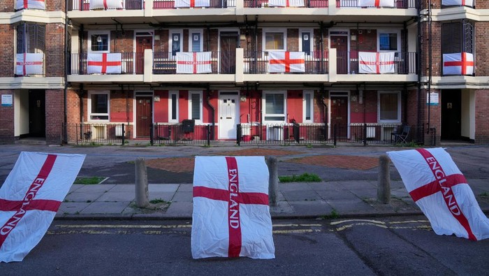 England fans prepare at the Kirby estate ahead of World Cup 2022 in London, Britain November 20, 2022. REUTERS/Maja Smiejkowska