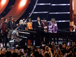 Stevie Wonder dan Charlie Puth Jamming Kasih Penghargaan untuk Lionel Richie