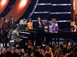 Stevie Wonder dan Charlie Puth Jamming Kasih Penghargaan untuk Lionel Richie Stevie Wonder dan Charlie Puth Jamming Kasih Penghargaan untuk Lionel Richie