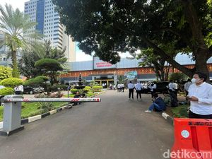Gempa Terasa di Polda Metro, Polisi dan Pengunjung ke Luar Gedung Gempa Terasa di Polda Metro, Polisi dan Pengunjung ke Luar Gedung