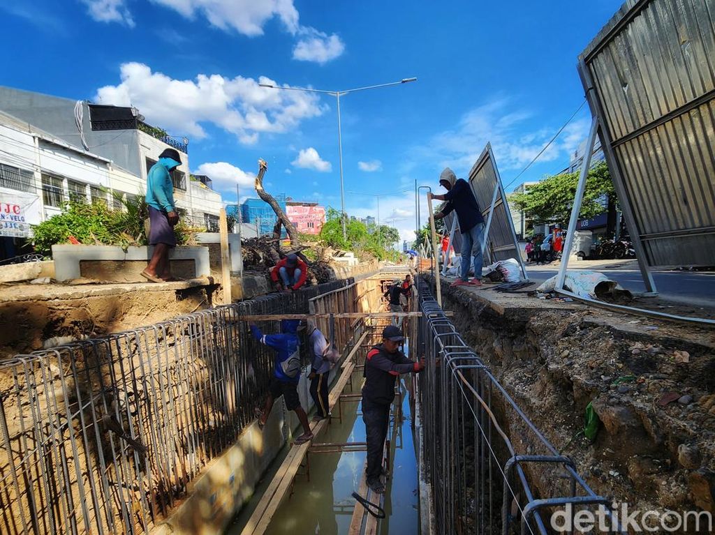 Taktok-taktok, Begini Kesibukan Pekerja Bikin Saluran Air di Pusat Jakarta