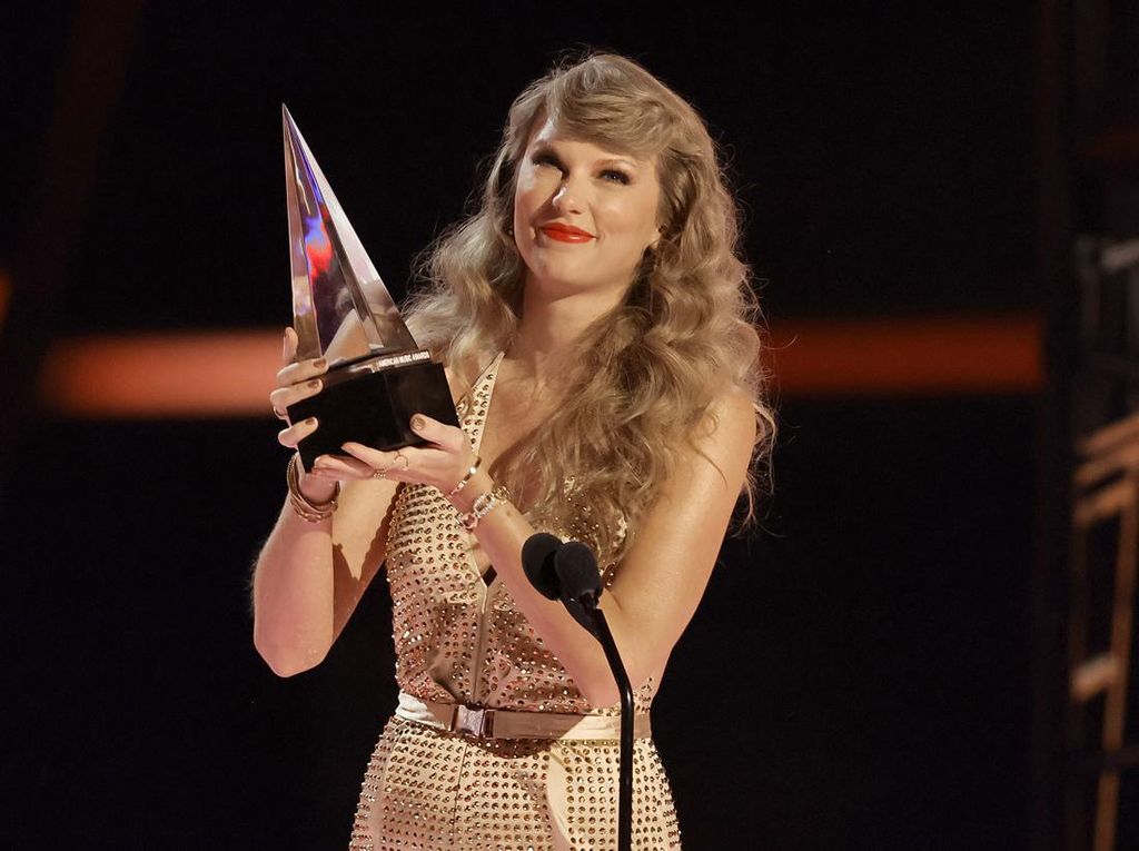 Menang Lagi, Taylor Swift Kalahkan Adele Lewat Album Red Taylors Version
