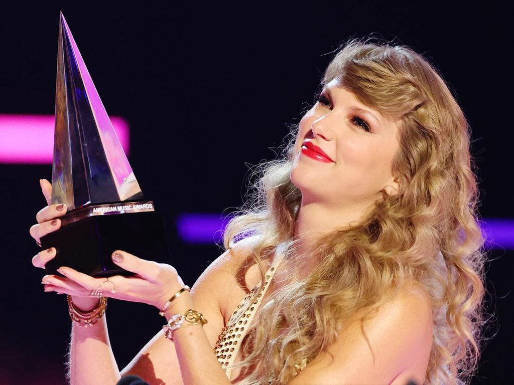 Taylor Swift Dinobatkan Jadi Artist of the Year di AMAs 2022