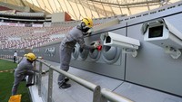 Selanjutnya demi mengantisipasi iklim panas, Qatar juga membangun stadion khusus dengan tambahan pendingin udara. Untuk pertama kalinya dibangun stadion dengan pendingin udara penuh. Kedelapan stadion yang digunakan memiliki mesin pendingin udara tersebut. Jadi, harapannya fans dan pemain merasa lebih nyaman di dalam stadion. (Karim Jaafar/AFP/Getty Images)  