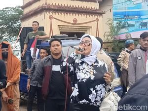 Isa Zega dan Tessa Mariska Ikut Rombongan Pendemo di Sidang Nikita Mirzani