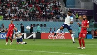 Gempuran Inggris belum berhenti. Lewat serangan cepat Kane melepas umpan dari sisi kiri yang disambar Raheem Sterling dengan sepakan first time menjadi gol. Inggris menjauh 3-0.