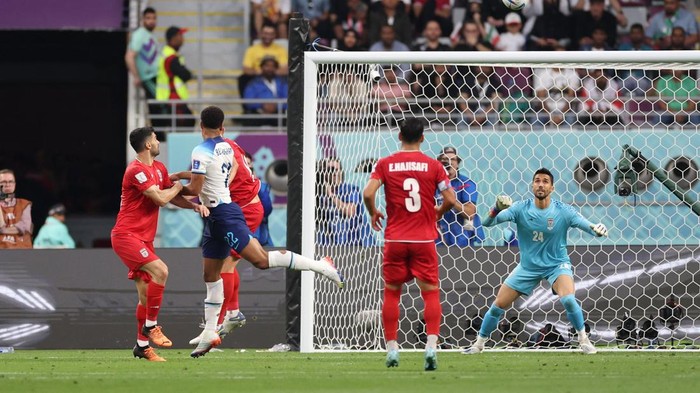 laga pembuka Grup B Piala Dunia 2022 tersaji di Khalifa International Stadium, Selasa (21/11) malam WIB antara Inggris vs Iran.