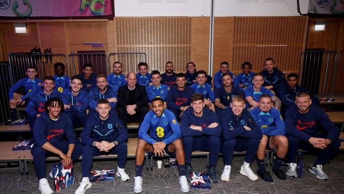BURTON UPON TRENT, ENGLAND - NOVEMBER 14: Players of England pose for a photograph with Prince William, Prince of Wales at St Georges Park on November 14, 2022 in Burton upon Trent, England. (Photo by Eddie Keogh - The FA/The FA via Getty Images)
