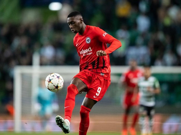 LISBON, PORTUGAL - NOVEMBER 01: Randal Kolo Muani of Frankfurt controls the ball during the UEFA Champions League group D match between Sporting CP and Eintracht Frankfurt at Estadio Jose Alvalade on November 01, 2022 in Lisbon, Portugal. (Photo by Marvin Ibo Guengoer - GES Sportfoto/Getty Images)