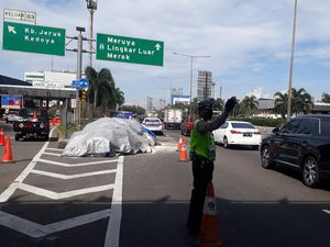 Sopir Ngantuk, Truk Pakan Ternak Terguling Usai Tabrak Pembatas Tol Tomang