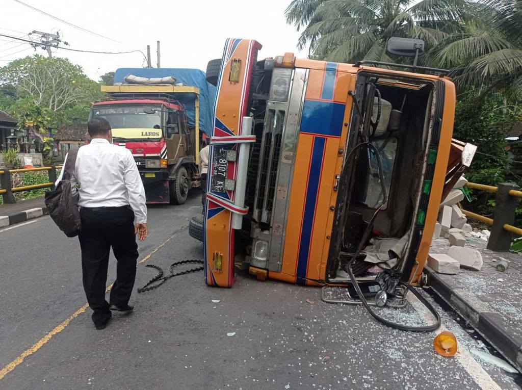 Truk Angkut 30 Ton Hebel Tabrak Pembatas Jalan-Terguling di Tabanan