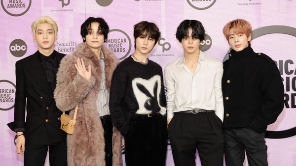 8 Gaya Personel TXT, Debut Jadi Rockstar di AMA 2022 Pakai Saint Laurent