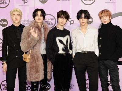 8 Gaya Personel TXT, Debut Jadi Rockstar di AMA 2022 Pakai Saint Laurent
