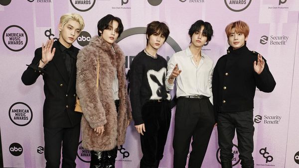 10 Artis Berbusana Terbaik di American Music Awards 2022, TXT Pakai YSL