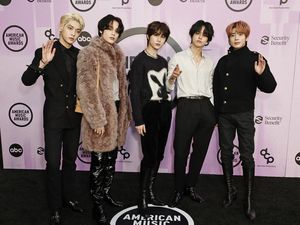 10 Artis Berbusana Terbaik di American Music Awards 2022, TXT Pakai YSL 10 Artis Berbusana Terbaik di American Music Awards 2022, TXT Pakai YSL