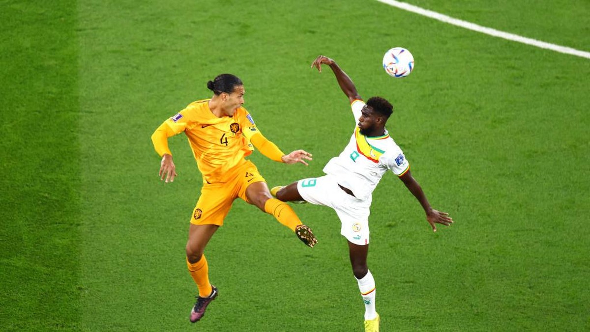 Virgil van Dijk (kiri) berduel udara dengan penyerang Senegal, Boulaye Dia. Foto: Getty Images/Francois Nel