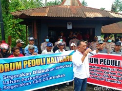 Korban Banjir Bandang Kalibaru Banyuwangi Demo, Minta Relokasi Dipercepat