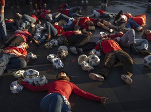 Warga Paris Kempesi Bola Sepak di Jalanan, Ada Apa?