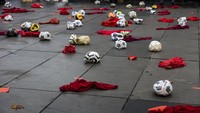 Tak hanya itu, mereka juga mengempiskan sejumlah bola serta kartu merah yang diletakkan dijalan.