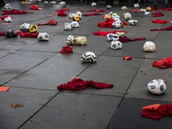 Tak hanya itu, mereka juga mengempiskan sejumlah bola serta kartu merah yang diletakkan dijalan.