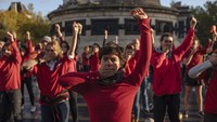 Para pengunjuk rasa memegang kartu merah saat melakukan unjuk rasa untuk memboikot Piala Dunia FIFA di Qatar, yang diselenggarakan oleh kolektif Carton rouge pour le Qatar (Kartu merah untuk Qatar) di Paris, Minggu (20/11/2022). (AP Photo/Lewis Joly)