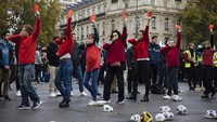 Tak hanya itu, mereka juga mengempiskan sejumlah bola dan kartu merah yang diletakkan dijalan.