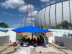 Pasang Tenda, Warga Tunggu Kepastian Huni Kampung Susun Bayam Sampai Malam