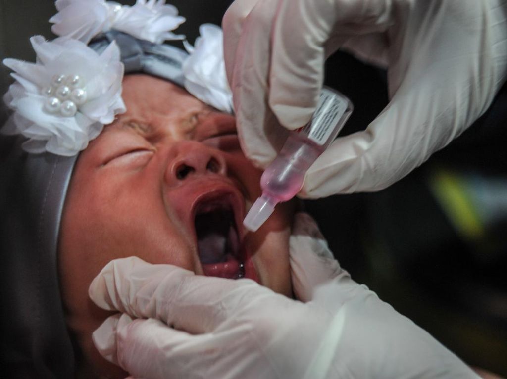 Waspada Polio, Ibu-ibu Langsung Antarkan Anak Imunisasi
