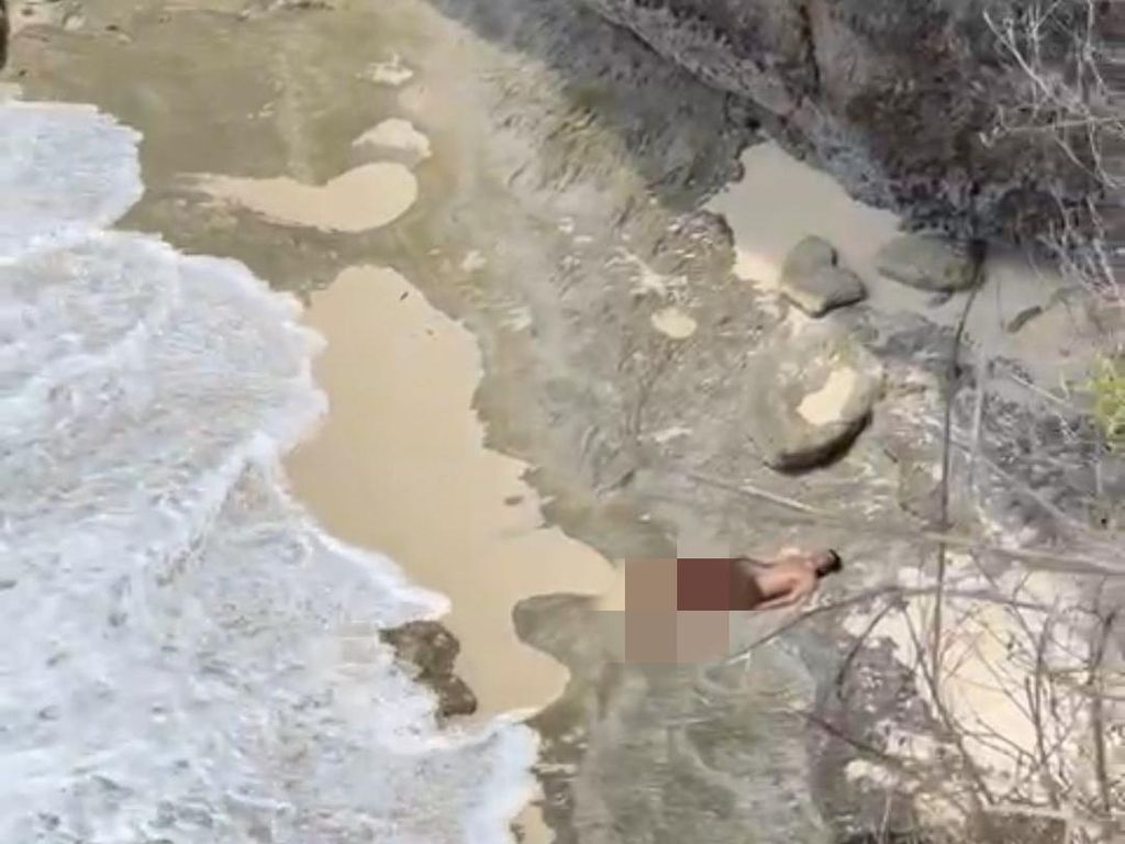 Niat Foto di Tebing Broken Beach, Pria Ini Jatuh Bersimbah Darah