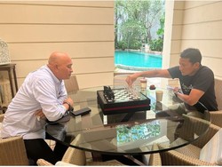 Satu Stoples Uang Receh di Sorong dan Tangis Sandiaga di Bali