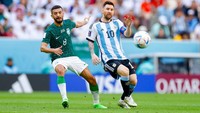 Al Malki tampaknya diberi tugas oleh pelatih Arab Saudi, Herve Renard, untuk mengawasi Messi. Ia kerap kali berada dekat dengan La Pulga. (Foto: DeFodi Images via Getty Images/DeFodi Images)