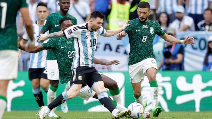 LUSAIL, QATAR - NOVEMBER 22: (L-R) Mohamed Kanno of Saudi Arabia, Lionel Messi of Argentina, Abdulellah Al Malki of Saudi Arabia  during the  World Cup match between Argentina  v Saudi Arabia at the Lusail Stadium on November 22, 2022 in Lusail Qatar (Photo by David S. Bustamante/Soccrates/Getty Images)