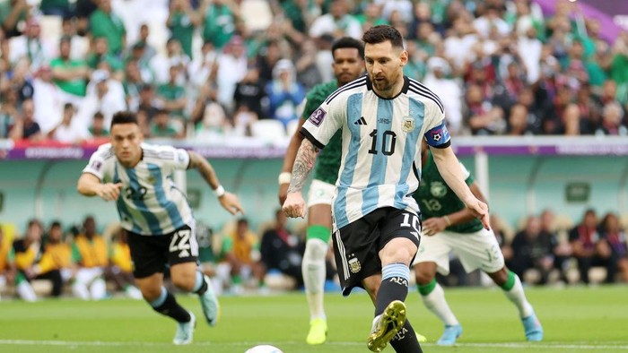 1443508338 LUSAIL CITY, QATAR - NOVEMBER 22: Lionel Messi of Argentina scores their team's first goal via a penalty during the FIFA World Cup Qatar 2022 Group C match between Argentina and Saudi Arabia at Lusail Stadium on November 22, 2022 in Lusail City, Qatar. (Photo by Catherine Ivill/Getty Images)