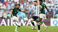 Al Malki mengawali gol pertama Arab Saudi usia mendapat bola dari penguasaan yang lepas. Ia mengalirkan bola dengan cepat untuk kemudian dituntaskan Al Shehri menjadi gol (Foto: Getty Images/Catherine Ivill)