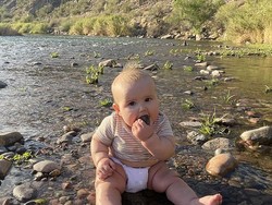 5 Aksi Orangtua Ekstrem, Biarkan Anak Makan Tanah hingga Kerikil