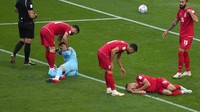 Kedua pemain Iran tersebut sempat terkapar kesakitan di atas lapangan. Foto: AP/Pavel Golovkin