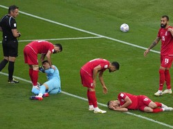 Kedua pemain Iran tersebut sempat terkapar kesakitan di atas lapangan. Foto: AP/Pavel Golovkin