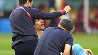 Kondisi kiper Alireza Beiranvand tampaknya lebih parah. Hidungnya mengucurkan darah. Foto: AP/Alessandra Tarantino