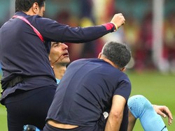Kondisi kiper Alireza Beiranvand tampaknya lebih parah. Hidungnya mengucurkan darah. Foto: AP/Alessandra Tarantino