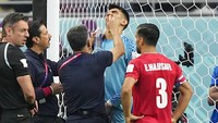 Dengan potensi cedera di bagian kepala seperti itu, lazimnya tim medis akan langsung merekomendasikan pemain ditarik keluar. Apalagi kiper cadangan Iran juga sempat terlihat bersiap masuk. Foto: AP/Martin Meissner  