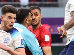 Ini adalah momen saat kiper Alireza Beiranvand bertabrakan dengan rekannya sendiri, Majid Hosseini. Foto: Offside via Getty Images/Charlotte Wilson/Offside