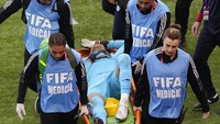 Alireza Beiranvand akhirnya ditarik keluar. Tapi dua mantan pesepakbola, Jermaine Jenas dan David Meyler, tetap mengkritik keras tim medis yang tidak langsung minta Beiranvand diganti usai cedera. Foto: AP/Pavel Golovkin  
