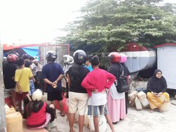 Warga di Kupang Berjam-jam Antre Minyak Tanah, Banyak Tak Kebagian