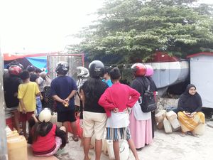 Warga di Kupang Berjam-jam Antre Minyak Tanah, Banyak Tak Kebagian Warga di Kupang Berjam-jam Antre Minyak Tanah, Banyak Tak Kebagian