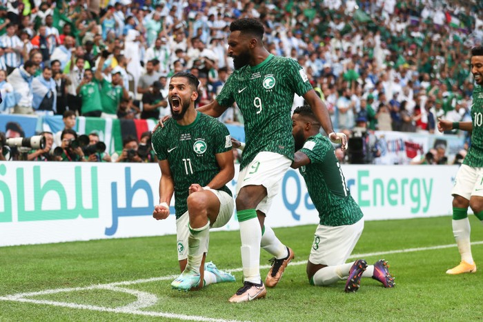 Arab Saudi LUSAIL CITY, QATAR - NOVEMBER 22: Saleh Al-Shehri of Saudi Arabia celebrates with his team mates after scoring a goal to make it 1-1 during the FIFA World Cup Qatar 2022 Group C match between Argentina and Saudi Arabia at Lusail Stadium on November 22, 2022 in Lusail City, Qatar. (Photo by James Williamson - AMA/Getty Images)